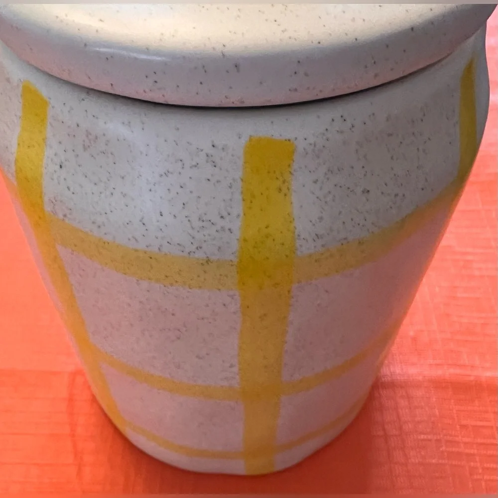 Sur La Table NIB gorgeous with a bit of whimsy 1 quart Lemon Canister with lid